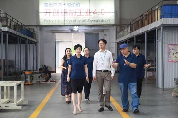 中國服裝協(xié)會一行人參觀寶盈 中國服裝協(xié)會一行人參觀寶盈2.jpg