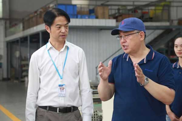 中國服裝協(xié)會一行人參觀寶盈 中國服裝協(xié)會一行人參觀寶盈3.jpg