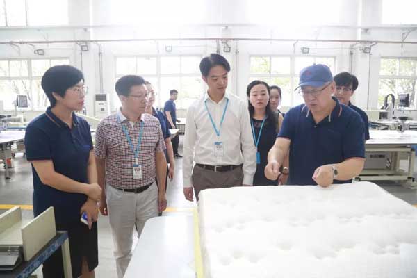 中國服裝協(xié)會一行人參觀寶盈 中國服裝協(xié)會一行人參觀寶盈4.jpg