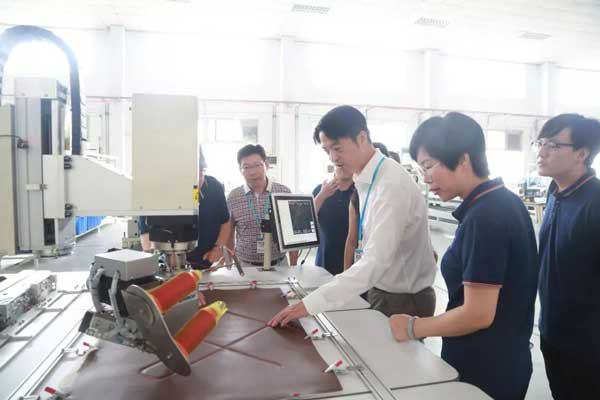 中國服裝協(xié)會一行人參觀寶盈 中國服裝協(xié)會一行人參觀寶盈5.jpg