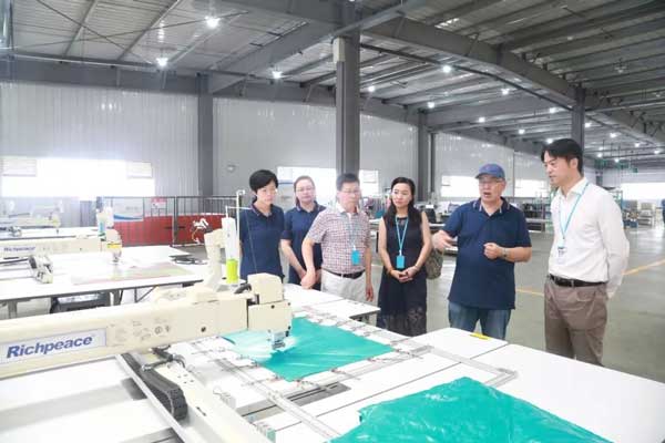 中國服裝協(xié)會一行人參觀寶盈 中國服裝協(xié)會一行人參觀寶盈7.jpg