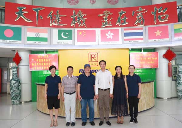 中國服裝協(xié)會一行人合影留念 中國服裝協(xié)會一行人合影留念