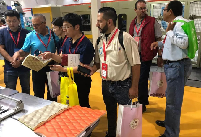 全自動兩用鋪布機華麗亮相 全自動兩用鋪布機華麗亮相