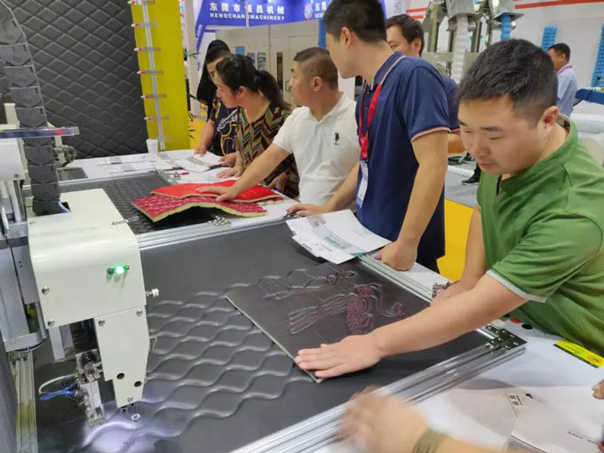 參觀一公分電腦裁床 參觀一公分電腦裁床