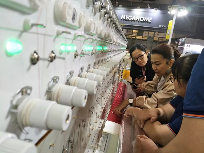 全自動單針任意轉展機前客戶 全自動單針任意轉展機前客戶