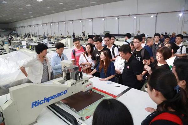 參觀富怡高速絎縫機車間 參觀富怡高速絎縫機車間