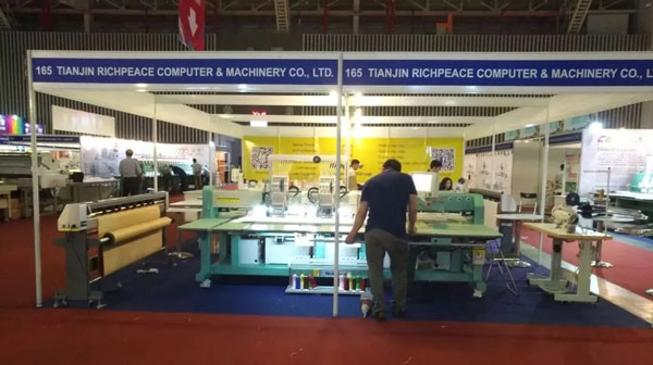 工作人員調(diào)試展機(jī) 工作人員調(diào)試展機(jī)