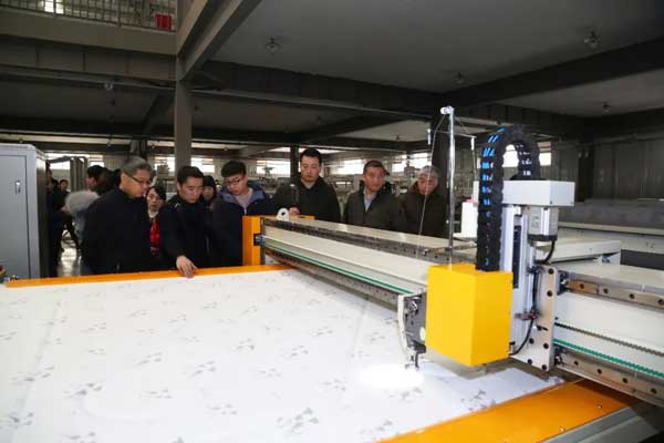 參觀絎縫機車間 參觀絎縫機車間