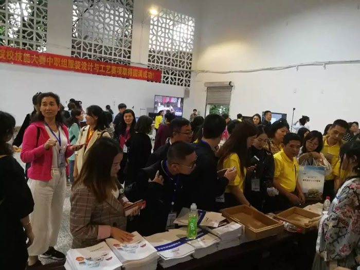 上工富怡為選手發放紀念品 上工富怡為選手發放紀念品.jpg