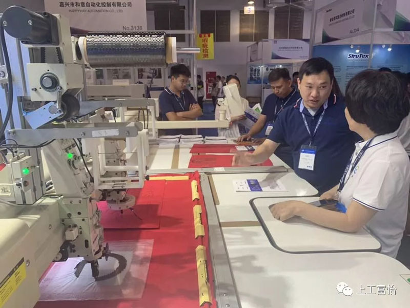 富怡復(fù)合布線電腦機(jī)展出后很多專業(yè)客戶駐足咨詢 富怡復(fù)合布線電腦機(jī)展出后很多專業(yè)客戶駐足咨詢2.jpg