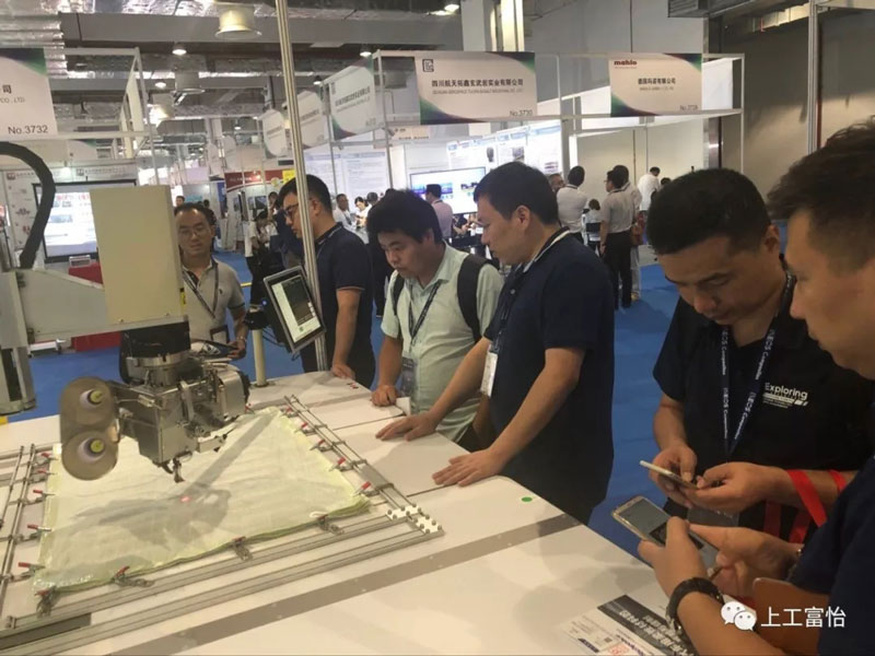 富怡復(fù)合布線電腦機(jī)展出后很多專業(yè)客戶駐足咨詢 富怡復(fù)合布線電腦機(jī)展出后很多專業(yè)客戶駐足咨詢4.jpg