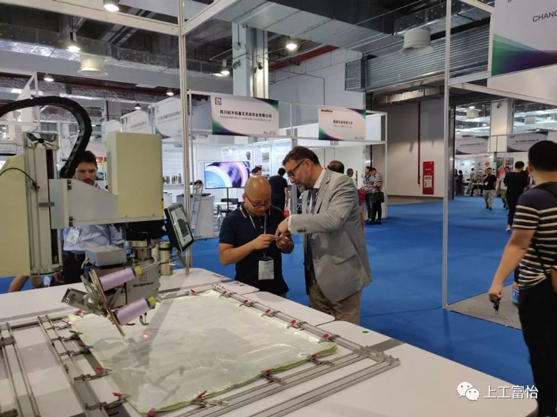 富怡復(fù)合布線電腦機(jī)展出后很多專業(yè)客戶駐足咨詢 富怡復(fù)合布線電腦機(jī)展出后很多專業(yè)客戶駐足咨詢5.jpg